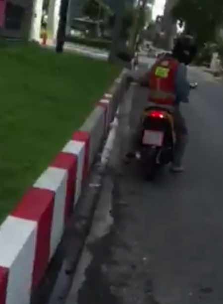 วินมอเตอร์ไซค์เจ้าถิ่นโวย นักศึกษาใช้แอพฯ เรียก Grab Bike ดึงกุญแจรถ-ไล่กลับ วินมอเตอร์ไซค์เจ้าถิ่นโวย นักศึกษาใช้แอพฯ เรียก Grab Bike ดึงกุญแจรถ-ไล่กลับ