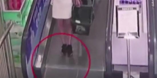 คลิปอุทาหรณ์ สาวมัวแต่เล่นโทรศัพท์ บันไดเลื่อนดูดเชือกรองเท้าล้มหัวคะมำ คลิปอุทาหรณ์ สาวมัวแต่เล่นโทรศัพท์ บันไดเลื่อนดูดเชือกรองเท้าล้มหัวคะมำ