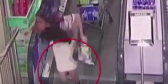 คลิปอุทาหรณ์ สาวมัวแต่เล่นโทรศัพท์ บันไดเลื่อนดูดเชือกรองเท้าล้มหัวคะมำ คลิปอุทาหรณ์ สาวมัวแต่เล่นโทรศัพท์ บันไดเลื่อนดูดเชือกรองเท้าล้มหัวคะมำ