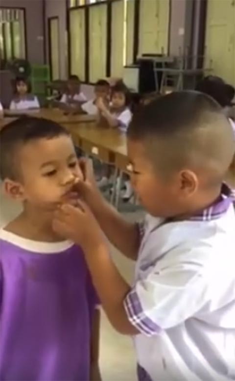 คลิปหนูน้อยร้องไห้สำนึกผิดขอโทษเพื่อน...แต่ทำไมดูแล้วฮาหนักมาก คลิปหนูน้อยร้องไห้สำนึกผิดขอโทษเพื่อน...แต่ทำไมดูแล้วฮาหนักมาก