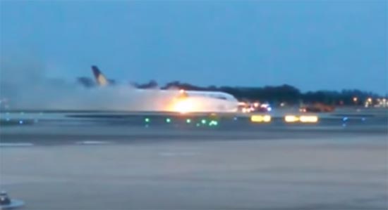 ระทึก ! เครื่องบินสิงคโปร์แอร์ไลน์สลุกเป็นไฟ ขณะแลนดิ้งฉุกเฉิน ระทึก ! เครื่องบินสิงคโปร์แอร์ไลน์สลุกเป็นไฟ ขณะแลนดิ้งฉุกเฉิน