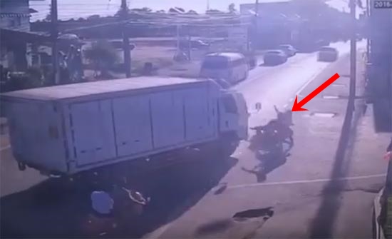 เปิดคลิประทึก..แม่พาลูกซ้อนท้ายหนีคู่อริไล่ตี แต่เคราะห์ร้ายถูกรถบรรทุกชนเจ็บ เปิดคลิประทึก..แม่พาลูกซ้อนท้ายหนีคู่อริไล่ตี แต่เคราะห์ร้ายถูกรถบรรทุกชนเจ็บ