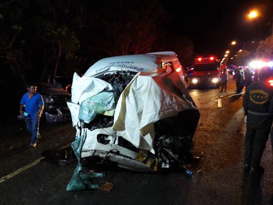 ตาย 7 ! กระบะซิ่งเสียหลักพุ่งข้ามเกาะกลางเสยรถตู้โดยสาร ที่นครนายก ตาย 7 ! กระบะซิ่งเสียหลักพุ่งข้ามเกาะกลางเสยรถตู้โดยสาร ที่นครนายก