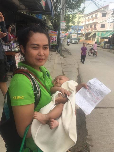 ทำแบบนี้ได้ด้วยเหรอ !? แม่อุ้มลูกน้อยเจอข้อหาไม่สวมหมวกกันน็อก โดนตำรวจยึดรถขี่ไปเฉย ทำแบบนี้ได้ด้วยเหรอ !? แม่อุ้มลูกน้อยเจอข้อหาไม่สวมหมวกกันน็อก โดนตำรวจยึดรถขี่ไปเฉย