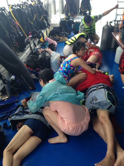 สปีดโบ๊ทชนกันกลางทะเลภูเก็ต-เร่งช่วยนักท่องเที่ยว เจ็บหลายราย สปีดโบ๊ทชนกันกลางทะเลภูเก็ต-เร่งช่วยนักท่องเที่ยว เจ็บหลายราย