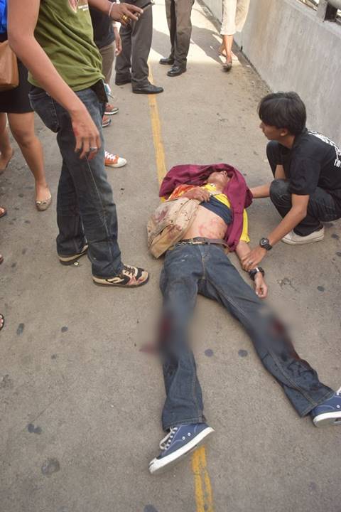 ดุเดือด อาชีวะยกพวกตีกันป้ายรถเมล์ รังสิต คนหนีกระเจิง-โดนฟันเลือดอาบ ดุเดือด อาชีวะยกพวกตีกันป้ายรถเมล์ รังสิต คนหนีกระเจิง-โดนฟันเลือดอาบ