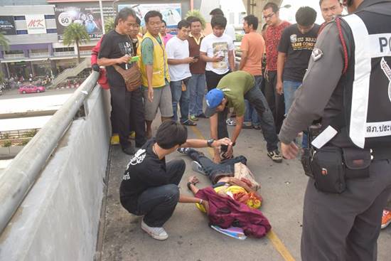 ดุเดือด อาชีวะยกพวกตีกันป้ายรถเมล์ รังสิต คนหนีกระเจิง-โดนฟันเลือดอาบ ดุเดือด อาชีวะยกพวกตีกันป้ายรถเมล์ รังสิต คนหนีกระเจิง-โดนฟันเลือดอาบ