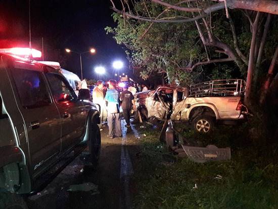 ตาย 7 ! กระบะซิ่งเสียหลักพุ่งข้ามเกาะกลางเสยรถตู้โดยสาร ที่นครนายก ตาย 7 ! กระบะซิ่งเสียหลักพุ่งข้ามเกาะกลางเสยรถตู้โดยสาร ที่นครนายก