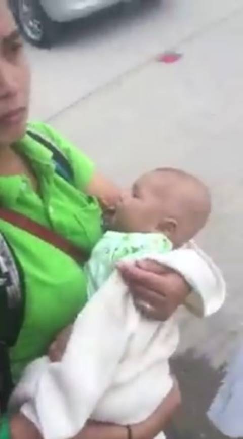 ทำแบบนี้ได้ด้วยเหรอ !? แม่อุ้มลูกน้อยเจอข้อหาไม่สวมหมวกกันน็อก โดนตำรวจยึดรถขี่ไปเฉย ทำแบบนี้ได้ด้วยเหรอ !? แม่อุ้มลูกน้อยเจอข้อหาไม่สวมหมวกกันน็อก โดนตำรวจยึดรถขี่ไปเฉย