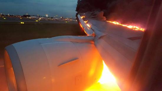 ระทึก ! เครื่องบินสิงคโปร์แอร์ไลน์สลุกเป็นไฟ ขณะแลนดิ้งฉุกเฉิน ระทึก ! เครื่องบินสิงคโปร์แอร์ไลน์สลุกเป็นไฟ ขณะแลนดิ้งฉุกเฉินระทึก ! เครื่องบินสิงคโปร์แอร์ไลน์สลุกเป็นไฟ ขณะแลนดิ้งฉุกเฉิน