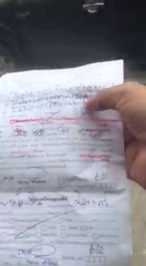 ทำแบบนี้ได้ด้วยเหรอ !? แม่อุ้มลูกน้อยเจอข้อหาไม่สวมหมวกกันน็อก โดนตำรวจยึดรถขี่ไปเฉย ทำแบบนี้ได้ด้วยเหรอ !? แม่อุ้มลูกน้อยเจอข้อหาไม่สวมหมวกกันน็อก โดนตำรวจยึดรถขี่ไปเฉย