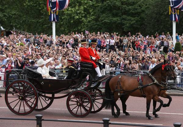 ชมภาพบรรยากาศ อังกฤษเฉลิม 90 พรรษาควีนเอลิซาเบธยิ่งใหญ่ ชมภาพบรรยากาศ อังกฤษเฉลิม 90 พรรษาควีนเอลิซาเบธยิ่งใหญ่