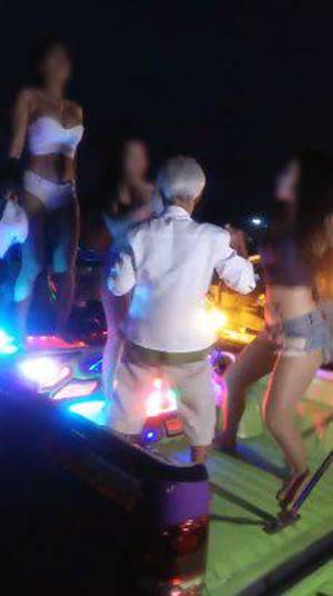 คลิปคุณยายแดนซ์อย่างมันส์ คลิปคุณยายแดนซ์อย่างมันส์