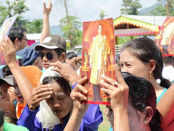 ชาวพม่าร่ำไห้ถวายอาลัย ในหลวง ร.9 ชาวพม่าร่ำไห้ถวายอาลัย ในหลวง ร.9