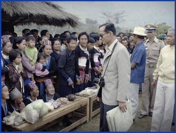 15 ภาพ ในหลวง รัชกาลที่ 9 ทรงปฏิบัติพระราชกรณียกิจ เพื่อพสกนิกรชาวไทย 15 ภาพ ในหลวง รัชกาลที่ 9 ทรงปฏิบัติพระราชกรณียกิจ เพื่อพสกนิกรชาวไทย