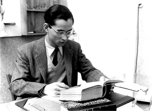 เมื่อข้าพเจ้าจากสยามมาสู่สวิสเซอร์แลนด์...พระราชนิพนธ์ ฉบับแรกของ ในหลวง ร. 9 เมื่อข้าพเจ้าจากสยามมาสู่สวิสเซอร์แลนด์...พระราชนิพนธ์ ฉบับแรกของ ในหลวง ร. 9