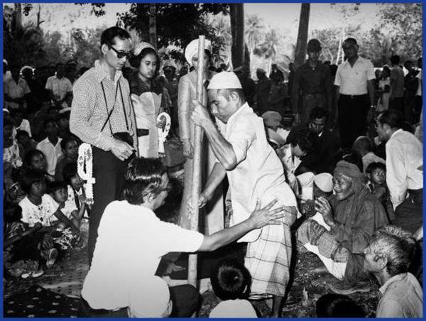 15 ภาพ ในหลวง รัชกาลที่ 9 ทรงปฏิบัติพระราชกรณียกิจ เพื่อพสกนิกรชาวไทย 15 ภาพ ในหลวง รัชกาลที่ 9 ทรงปฏิบัติพระราชกรณียกิจ เพื่อพสกนิกรชาวไทย