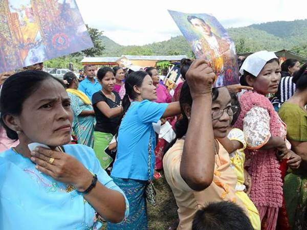 ชาวพม่าร่ำไห้ถวายอาลัย ในหลวง ร.9 ชาวพม่าร่ำไห้ถวายอาลัย ในหลวง ร.9