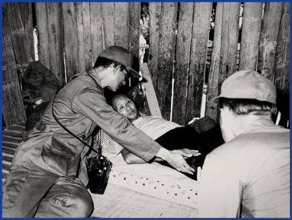 15 ภาพ ในหลวง รัชกาลที่ 9 ทรงปฏิบัติพระราชกรณียกิจ เพื่อพสกนิกรชาวไทย 15 ภาพ ในหลวง รัชกาลที่ 9 ทรงปฏิบัติพระราชกรณียกิจ เพื่อพสกนิกรชาวไทย