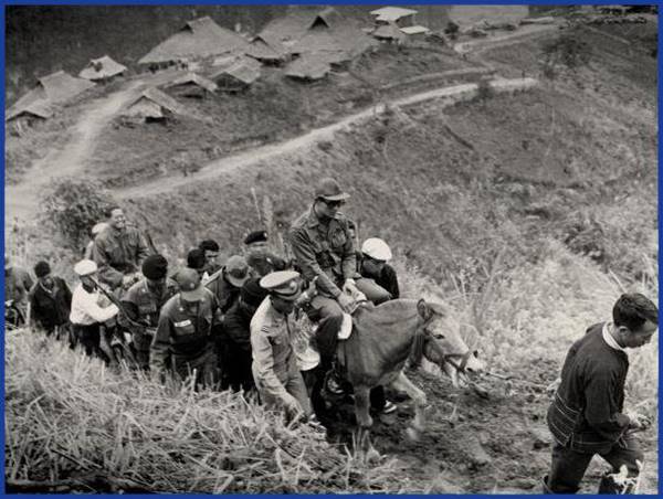 15 ภาพ ในหลวง รัชกาลที่ 9 ทรงปฏิบัติพระราชกรณียกิจ เพื่อพสกนิกรชาวไทย 15 ภาพ ในหลวง รัชกาลที่ 9 ทรงปฏิบัติพระราชกรณียกิจ เพื่อพสกนิกรชาวไทย