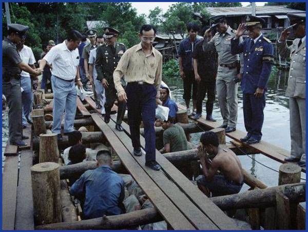 15 ภาพ ในหลวง รัชกาลที่ 9 ทรงปฏิบัติพระราชกรณียกิจ เพื่อพสกนิกรชาวไทย 15 ภาพ ในหลวง รัชกาลที่ 9 ทรงปฏิบัติพระราชกรณียกิจ เพื่อพสกนิกรชาวไทย