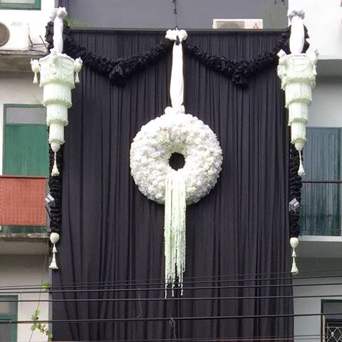 ชื่นชม..ร้านดอกไม้ทำพวงมาลัยยักษ์ ถวายความอาลัย ในหลวง ร.9 ชื่นชม..ร้านดอกไม้ทำพวงมาลัยยักษ์ ถวายความอาลัย ในหลวง ร.9