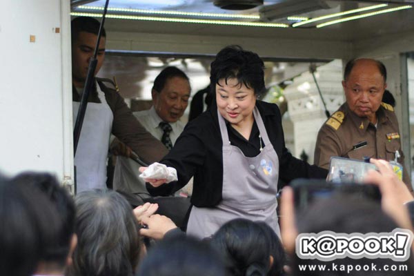 พระองค์โสมฯ ทรงเมตตาหญิงชราจะเป็นลม ทรงพัดคลายร้อนด้วยพระหัตถ์ของพระองค์ พระองค์โสมฯ ทรงเมตตาหญิงชราจะเป็นลม ทรงพัดคลายร้อนด้วยพระหัตถ์ของพระองค์