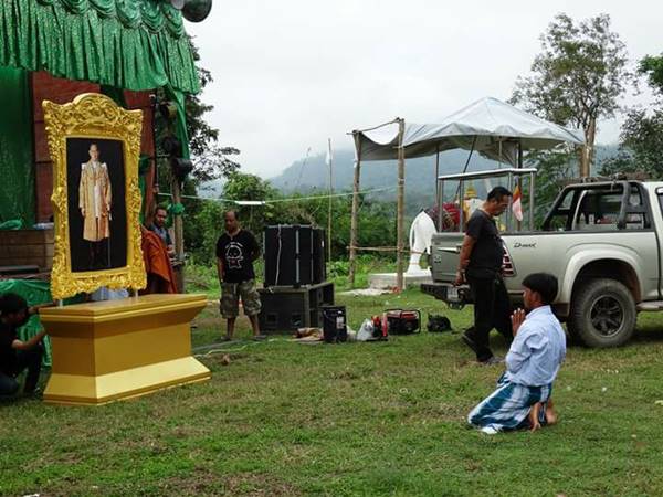 ชาวพม่าร่ำไห้ถวายอาลัย ในหลวง ร.9 ชาวพม่าร่ำไห้ถวายอาลัย ในหลวง ร.9