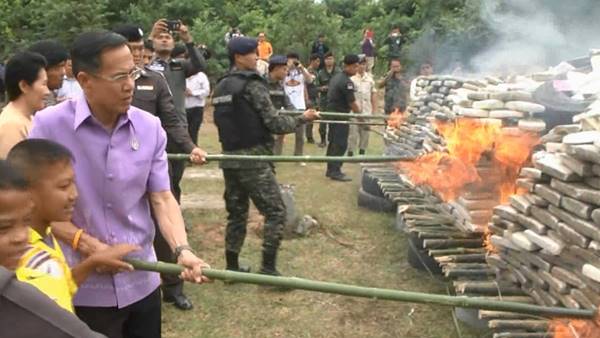 เด็ก ๆ -ชาวบ้าน จ.บึงกาฬ ร่วมมือภาครัฐ เผาทำลายกัญชา 8.08 ตัน เด็ก ๆ -ชาวบ้าน จ.บึงกาฬ ร่วมมือภาครัฐ เผาทำลายกัญชา 8.08 ตัน