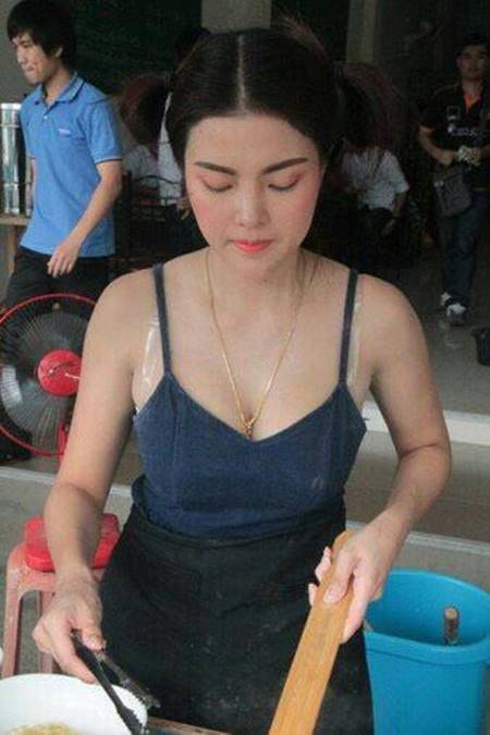 จัดว่าเด็ด ! แม่ค้าขายก๋วยเตี๋ยวสุดแซ่บ หนุ่มลำพูนแห่อุดหนุนแน่นร้าน จัดว่าเด็ด ! แม่ค้าขายก๋วยเตี๋ยวสุดแซ่บ หนุ่มลำพูนแห่อุดหนุนแน่นร้าน