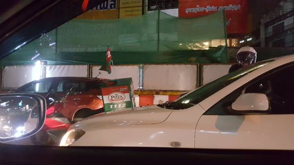 มหากาพย์รถติด 5 ชั่วโมง สาวทนหิวไม่ไหว สั่งพิซซ่ากลางถนนซะเลย !! มหากาพย์รถติด 5 ชั่วโมง สาวทนหิวไม่ไหว สั่งพิซซ่ากลางถนนซะเลย !!