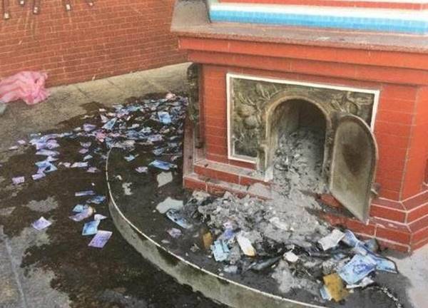 ยายวัย 80 ปี เผาเงินเก็บทั้งชีวิตกว่า 1 ล้านทิ้ง แต่เมื่อทราบเหตุผลแล้วถึงกับน้ำตาซึม ยายวัย 80 ปี เผาเงินเก็บทั้งชีวิตกว่า 1 ล้านทิ้ง แต่เมื่อทราบเหตุผลแล้วถึงกับน้ำตาซึม