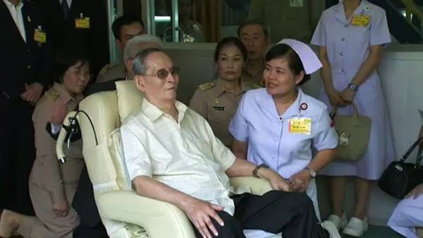 เรื่องเล่าจากศิริราช ในหลวง ร.9 ทรงงานหนักตลอดเวลา แม้ประชวร เรื่องเล่าจากศิริราช ในหลวง ร.9 ทรงงานหนักตลอดเวลา แม้ประชวร