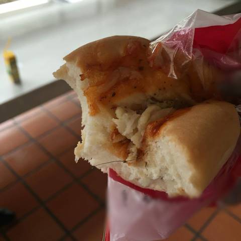 สาวผงะ ! ซื้อขนมปังมาทาน กลับพบวัตถุประหลาดอยู่ในไส้ สาวผงะ ! ซื้อขนมปังมาทาน กลับพบวัตถุประหลาดอยู่ในไส้