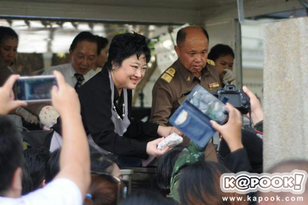 พระองค์โสมฯ ทรงเมตตาหญิงชราจะเป็นลม ทรงพัดคลายร้อนด้วยพระหัตถ์ของพระองค์ พระองค์โสมฯ ทรงเมตตาหญิงชราจะเป็นลม ทรงพัดคลายร้อนด้วยพระหัตถ์ของพระองค์