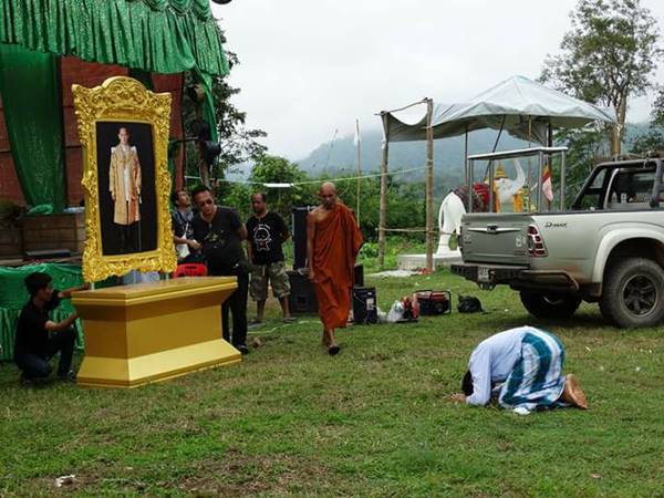 ชาวพม่าร่ำไห้ถวายอาลัย ในหลวง ร.9 ชาวพม่าร่ำไห้ถวายอาลัย ในหลวง ร.9