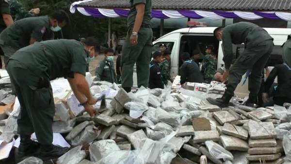 เด็ก ๆ -ชาวบ้าน จ.บึงกาฬ ร่วมมือภาครัฐ เผาทำลายกัญชา 8.08 ตัน เด็ก ๆ -ชาวบ้าน จ.บึงกาฬ ร่วมมือภาครัฐ เผาทำลายกัญชา 8.08 ตัน