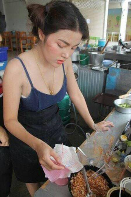 จัดว่าเด็ด ! แม่ค้าขายก๋วยเตี๋ยวสุดแซ่บ หนุ่มลำพูนแห่อุดหนุนแน่นร้าน จัดว่าเด็ด ! แม่ค้าขายก๋วยเตี๋ยวสุดแซ่บ หนุ่มลำพูนแห่อุดหนุนแน่นร้าน