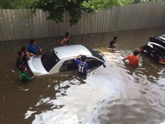 สาวร้องคอนโดปัดความรับผิดชอบ หลังน้ำท่วมลานจอดรถจมมิดครึ่งคัน สาวร้องคอนโดปัดความรับผิดชอบ หลังน้ำท่วมลานจอดรถจมมิดครึ่งคัน