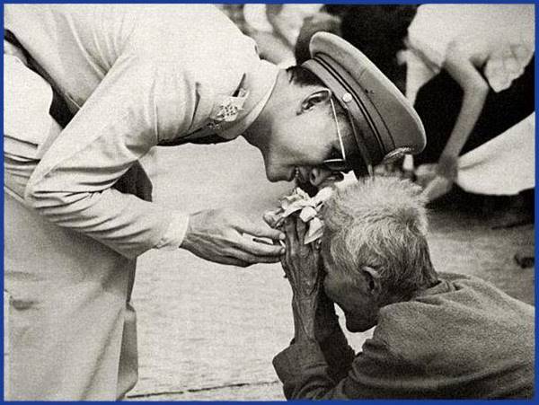 15 ภาพ ในหลวง รัชกาลที่ 9 ทรงปฏิบัติพระราชกรณียกิจ เพื่อพสกนิกรชาวไทย 15 ภาพ ในหลวง รัชกาลที่ 9 ทรงปฏิบัติพระราชกรณียกิจ เพื่อพสกนิกรชาวไทย