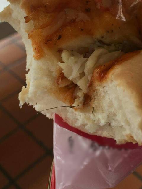 สาวผงะ ! ซื้อขนมปังมาทาน กลับพบวัตถุประหลาดอยู่ในไส้ สาวผงะ ! ซื้อขนมปังมาทาน กลับพบวัตถุประหลาดอยู่ในไส้