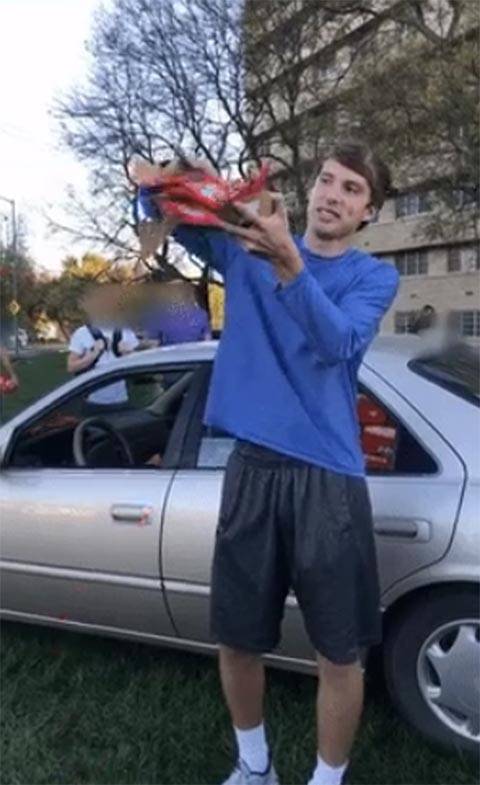 หนุ่มสุดเซ็งโพสต์โดนโจรขโมยขนม เมื่อทางบริษัทรู้จึงเยียวยาจิตใจให้เต็มแม็กซ์ หนุ่มสุดเซ็งโพสต์โดนโจรขโมยขนม เมื่อทางบริษัทรู้จึงเยียวยาจิตใจให้เต็มแม็กซ์