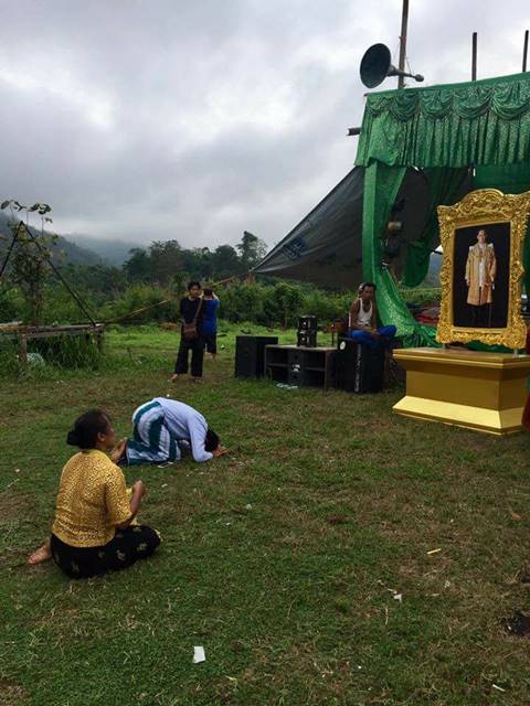 ชาวพม่าร่ำไห้ถวายอาลัย ในหลวง ร.9 ชาวพม่าร่ำไห้ถวายอาลัย ในหลวง ร.9