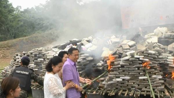 เด็ก ๆ -ชาวบ้าน จ.บึงกาฬ ร่วมมือภาครัฐ เผาทำลายกัญชา 8.08 ตัน เด็ก ๆ -ชาวบ้าน จ.บึงกาฬ ร่วมมือภาครัฐ เผาทำลายกัญชา 8.08 ตัน