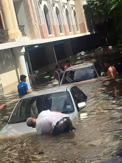 สาวร้องคอนโดปัดความรับผิดชอบ หลังน้ำท่วมลานจอดรถจมมิดครึ่งคัน สาวร้องคอนโดปัดความรับผิดชอบ หลังน้ำท่วมลานจอดรถจมมิดครึ่งคัน