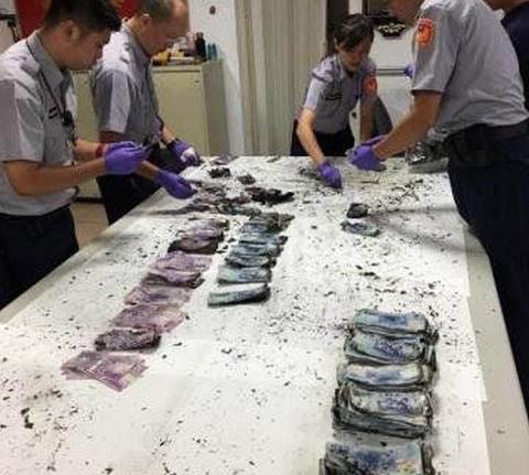 ยายวัย 80 ปี เผาเงินเก็บทั้งชีวิตกว่า 1 ล้านทิ้ง แต่เมื่อทราบเหตุผลแล้วถึงกับน้ำตาซึม ยายวัย 80 ปี เผาเงินเก็บทั้งชีวิตกว่า 1 ล้านทิ้ง แต่เมื่อทราบเหตุผลแล้วถึงกับน้ำตาซึมยายวัย 80 ปี เผาเงินเก็บทั้งชีวิตกว่า 1 ล้านทิ้ง แต่เมื่อทราบเหตุผลแล้วถึงกับน้ำตาซึม