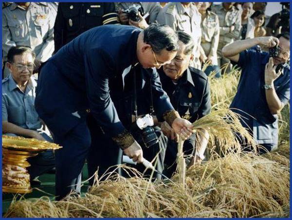 15 ภาพ ในหลวง รัชกาลที่ 9 ทรงปฏิบัติพระราชกรณียกิจ เพื่อพสกนิกรชาวไทย 15 ภาพ ในหลวง รัชกาลที่ 9 ทรงปฏิบัติพระราชกรณียกิจ เพื่อพสกนิกรชาวไทย