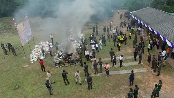 เด็ก ๆ -ชาวบ้าน จ.บึงกาฬ ร่วมมือภาครัฐ เผาทำลายกัญชา 8.08 ตัน เด็ก ๆ -ชาวบ้าน จ.บึงกาฬ ร่วมมือภาครัฐ เผาทำลายกัญชา 8.08 ตันเด็ก ๆ -ชาวบ้าน จ.บึงกาฬ ร่วมมือภาครัฐ เผาทำลายกัญชา 8.08 ตัน