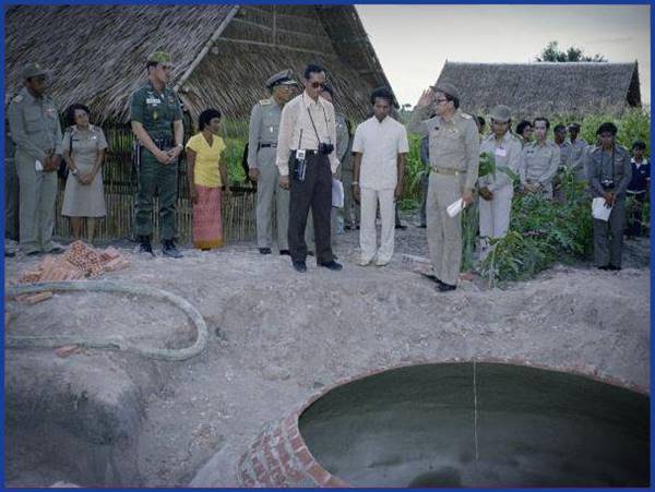 15 ภาพ ในหลวง รัชกาลที่ 9 ทรงปฏิบัติพระราชกรณียกิจ เพื่อพสกนิกรชาวไทย 15 ภาพ ในหลวง รัชกาลที่ 9 ทรงปฏิบัติพระราชกรณียกิจ เพื่อพสกนิกรชาวไทย