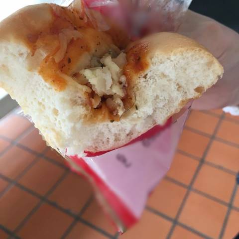 สาวผงะ ! ซื้อขนมปังมาทาน กลับพบวัตถุประหลาดอยู่ในไส้ สาวผงะ ! ซื้อขนมปังมาทาน กลับพบวัตถุประหลาดอยู่ในไส้